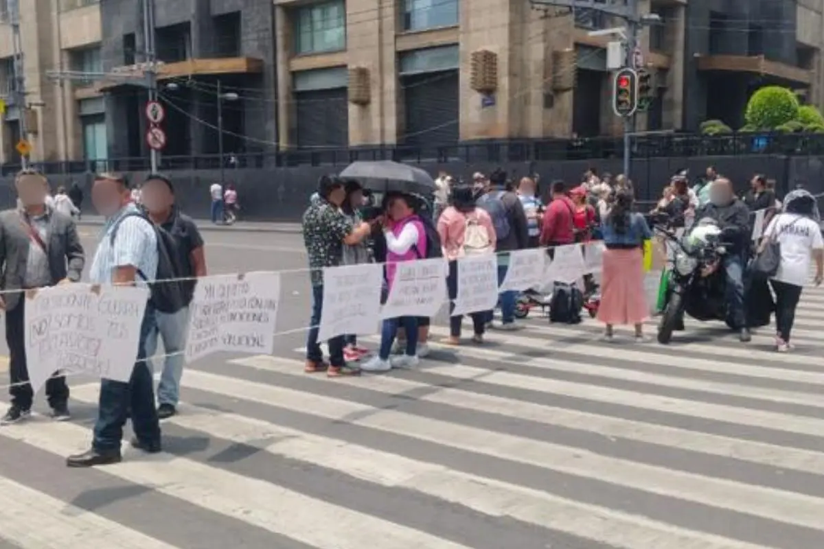 Manifestantes bloqueando Eje Central en CDMX. Foto: Ramón Ramírez