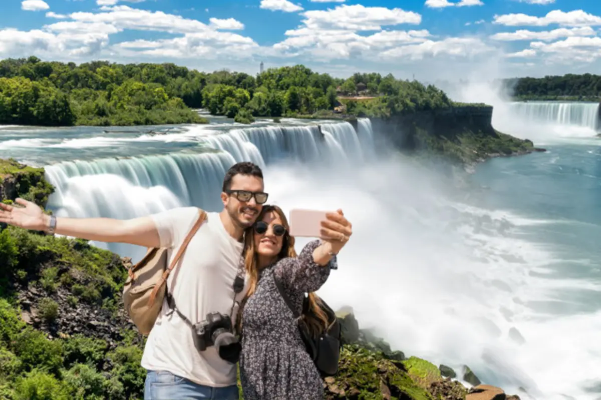 Cataratas del Niagara y pareja vacacionando. Foto: elmundo.es y Freepik | Canva