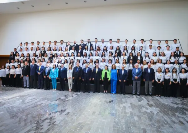 Celebran graduación de becados por Fundación UANL en su 25 aniversario