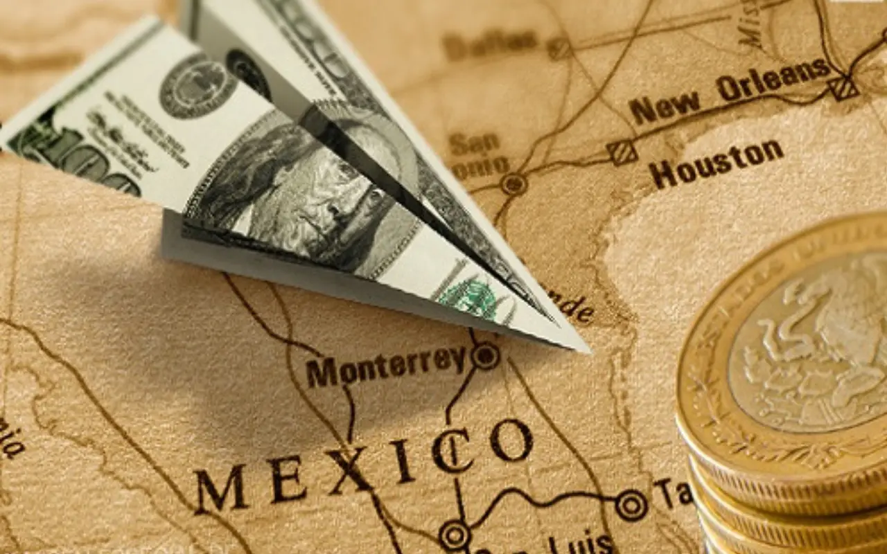 Mapa de México, dólar estadounidense y monedas mexicanas. Foto: Gobierno de México