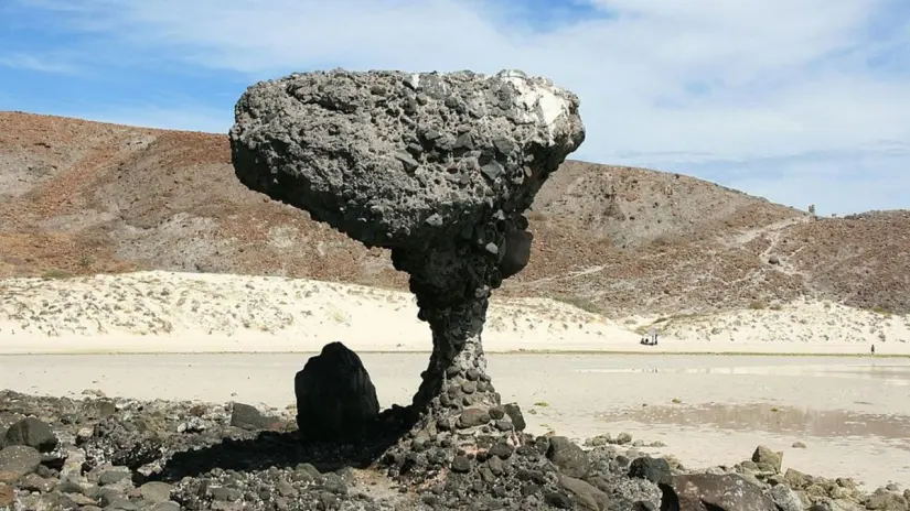 La icónica formación rocosa “El Hongo” es uno de los símbolos más conocidos de Baja California Sur. Foto: TripAdvisor