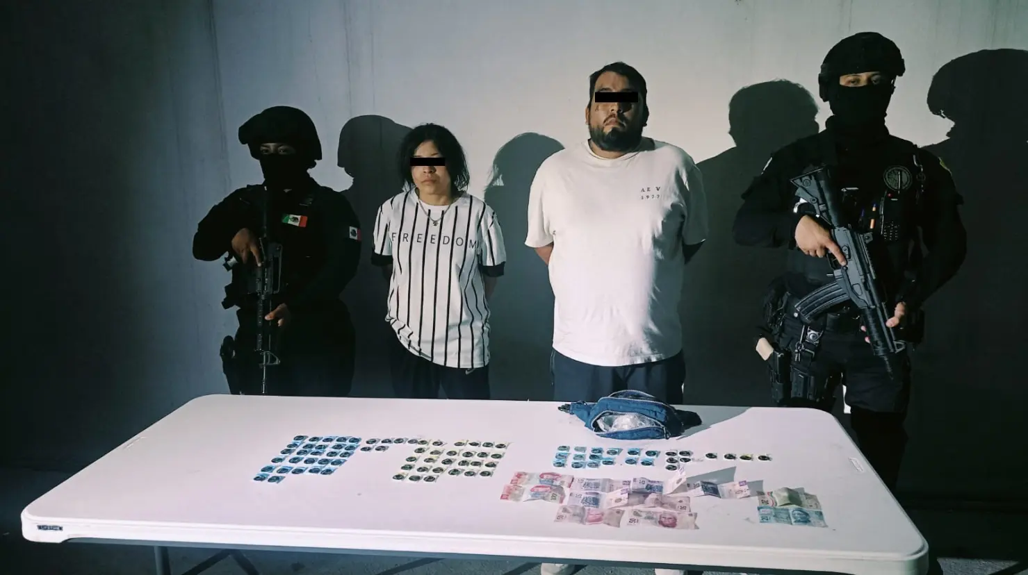 Elementos de la Policía de Monterrey con los dos detenidos con droga y dinero en efectivo. Foto: Policía de Monterrey.