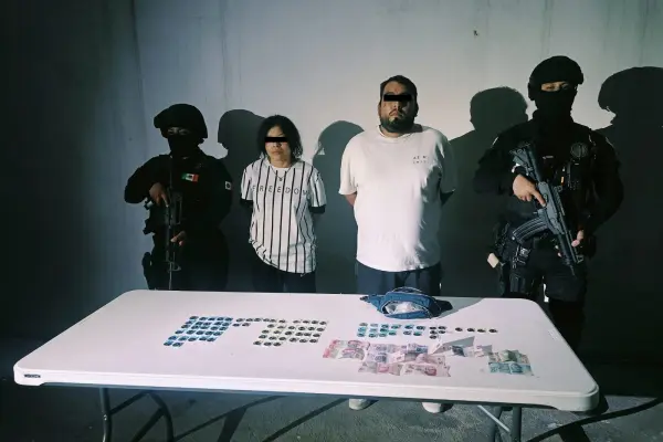 Policía de Monterrey detiene a pareja con 50 dosis de droga