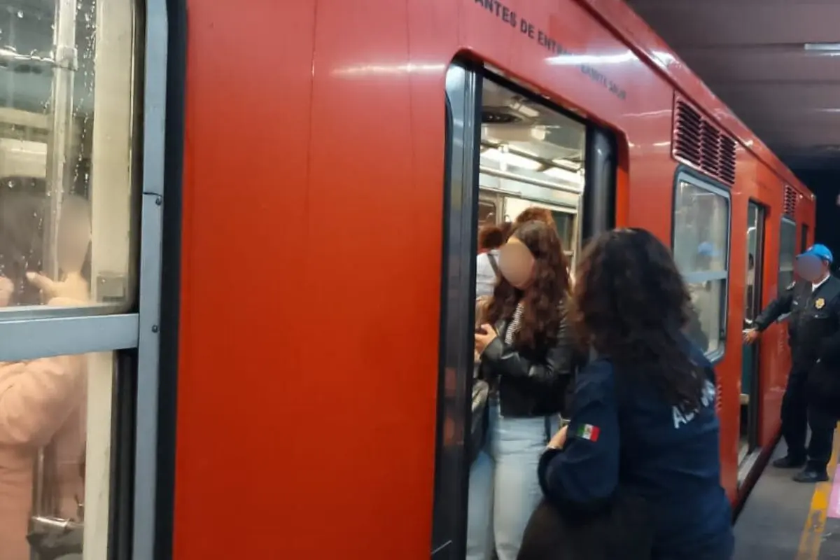 Personas ingresando al Metro CDMX. Foto: X (@Metro_CDMX)