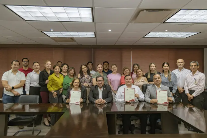 Entrega de nombramientos a Hugo Armando Fonseca Reyes, subsecretario de Administración, Sylvia Isabel Martínez Guerra, subsecretaria de Planeación e Igor Crespo Solís, subsecretario de Educación Media Superior y Superior | Foto: SET