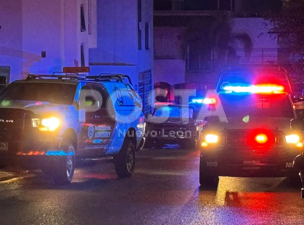 Elementos de Protección Civil y la Policía de Monterrey en la zona de Cumbres donde ocurrió la balacera. Foto: POSTA.