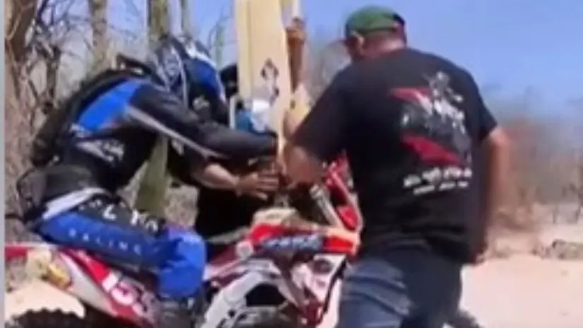 El accidente del motociclista ocurrió durante una recarga de gasolina.  Foto: Facebook / Más Noticias BCS