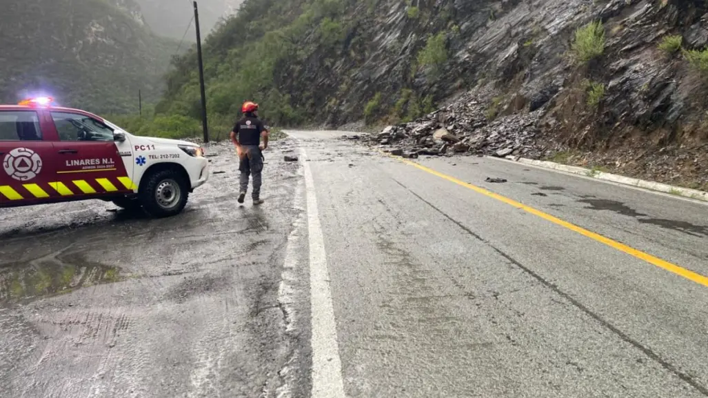 Reportan deslizamiento de rocas en carretera Linares-Iturbide