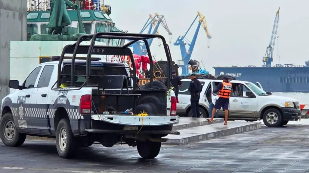 Vehículo con dos tripulantes se va al mar en malecón en Veracruz