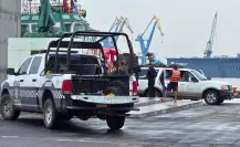 Vehículo con dos tripulantes se va al mar en malecón en Veracruz