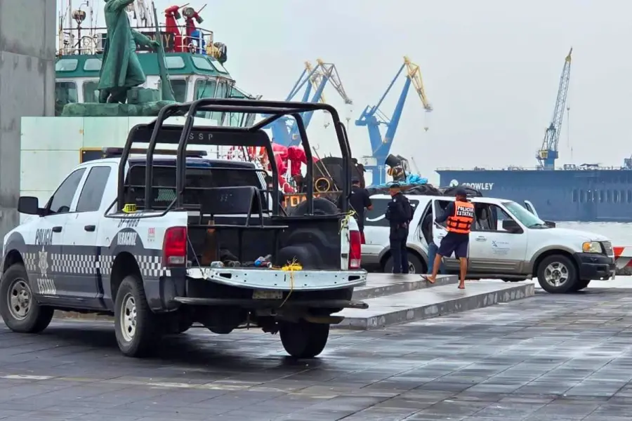 Vehículo con dos tripulantes se va al mar en malecón en Veracruz