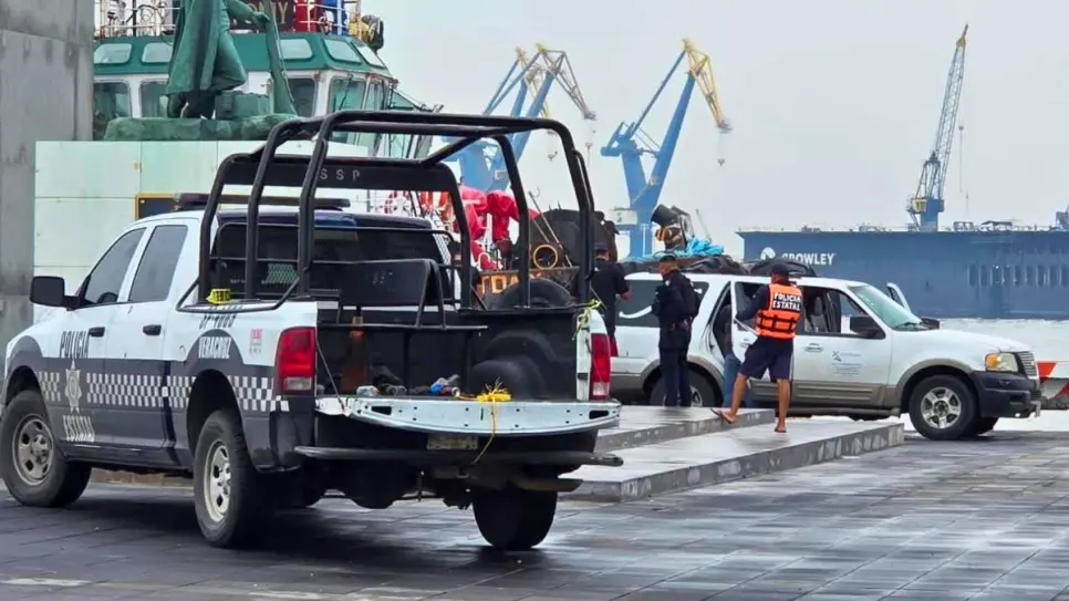 Vehículo con dos tripulantes se va al mar en malecón en Veracruz Vehículo con dos tripulantes se va al mar en malecón en Veracruz