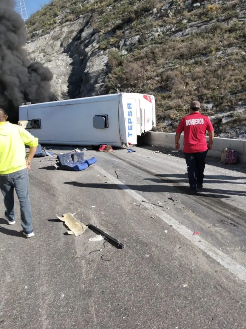 Transporte vuelca sobre la carretera 57 en 