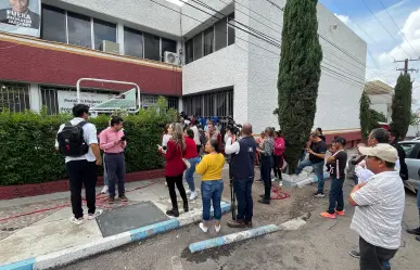 Encontronazo en oficinas de Bienestar entre dos grupos de manifestantes 