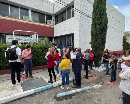 Encontronazo en oficinas de Bienestar entre dos grupos de manifestantes 