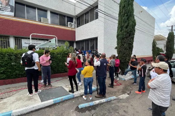 Encontronazo en oficinas de Bienestar entre dos grupos de manifestantes 