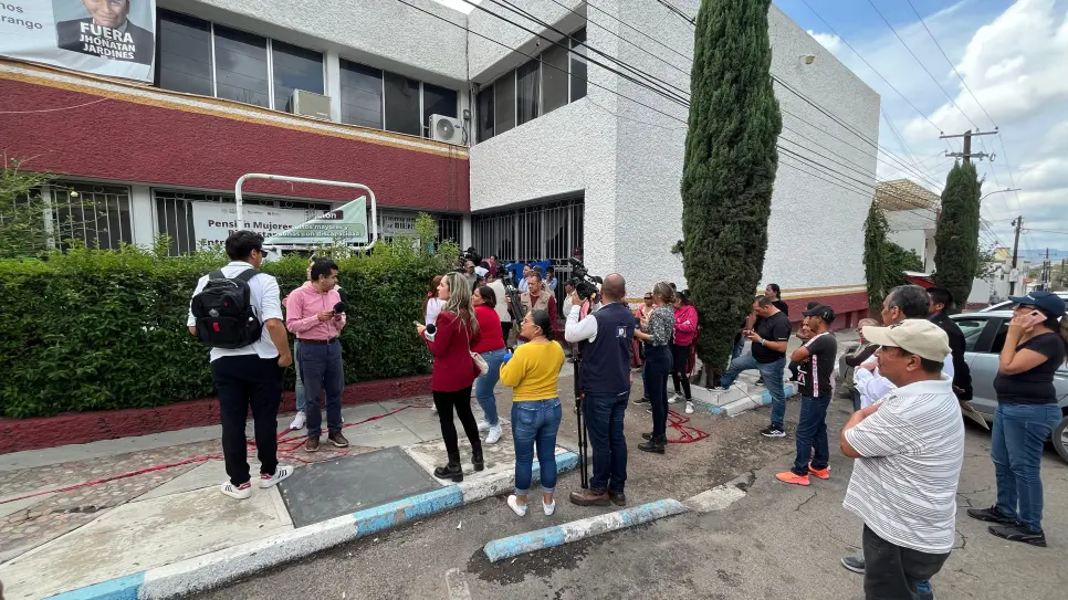 Encontronazo en oficinas de Bienestar entre dos grupos de manifestantes 