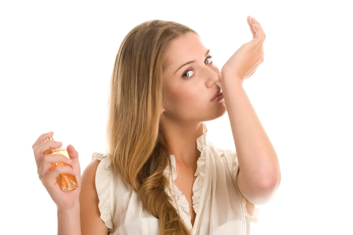 Los perfumes para los adolescentes no tienen porque ser aburridos, lo importante es que reflejen su personalidad, según la Academia del Perfume. Foto: Canva