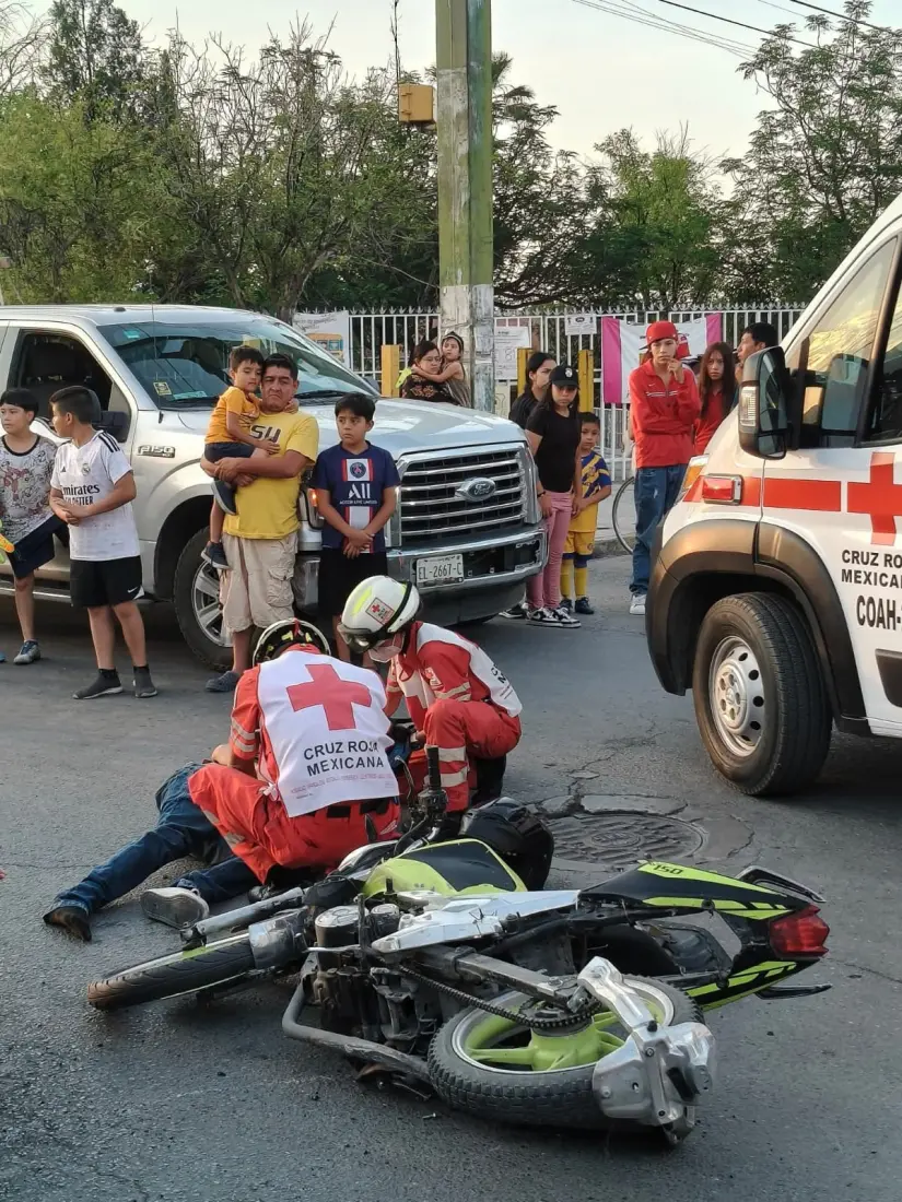 Cruz Roja Saltillo atendiendo lesiones de un motociclista herido / Foto: Archivo POSTA MX