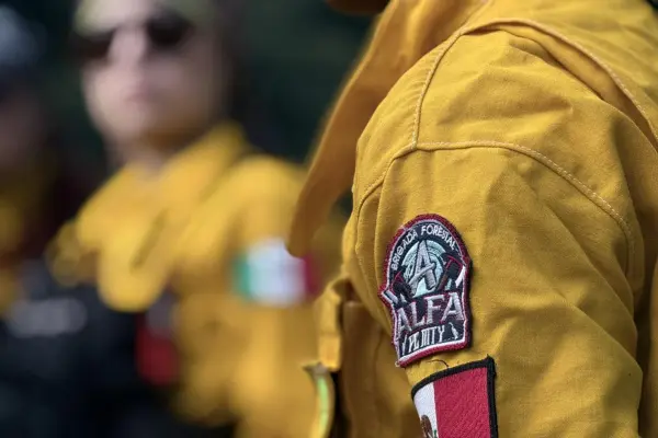Apagan incendio provocado por rayo en "El Diente" en Monterrey