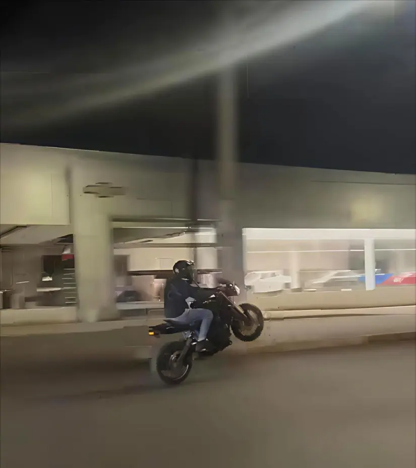 Motociclistas en Saltillo manejan a exceso de velocidad / Foto: Imagen Uriel G (Facebook)