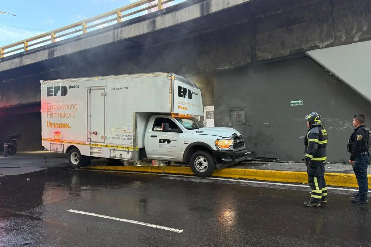 Accidente vehicular provocó movilización de servicios de emergencia en CDMX.    Foto: Ramón Ramírez