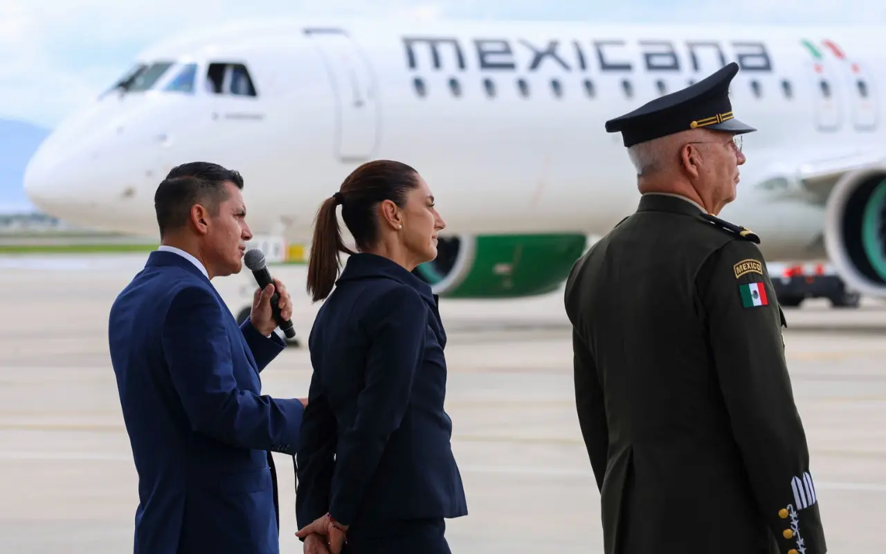 Claudia Sheinbaum en recibimiento de avión de Mexicana de Aviación. Foto: Gobierno de México