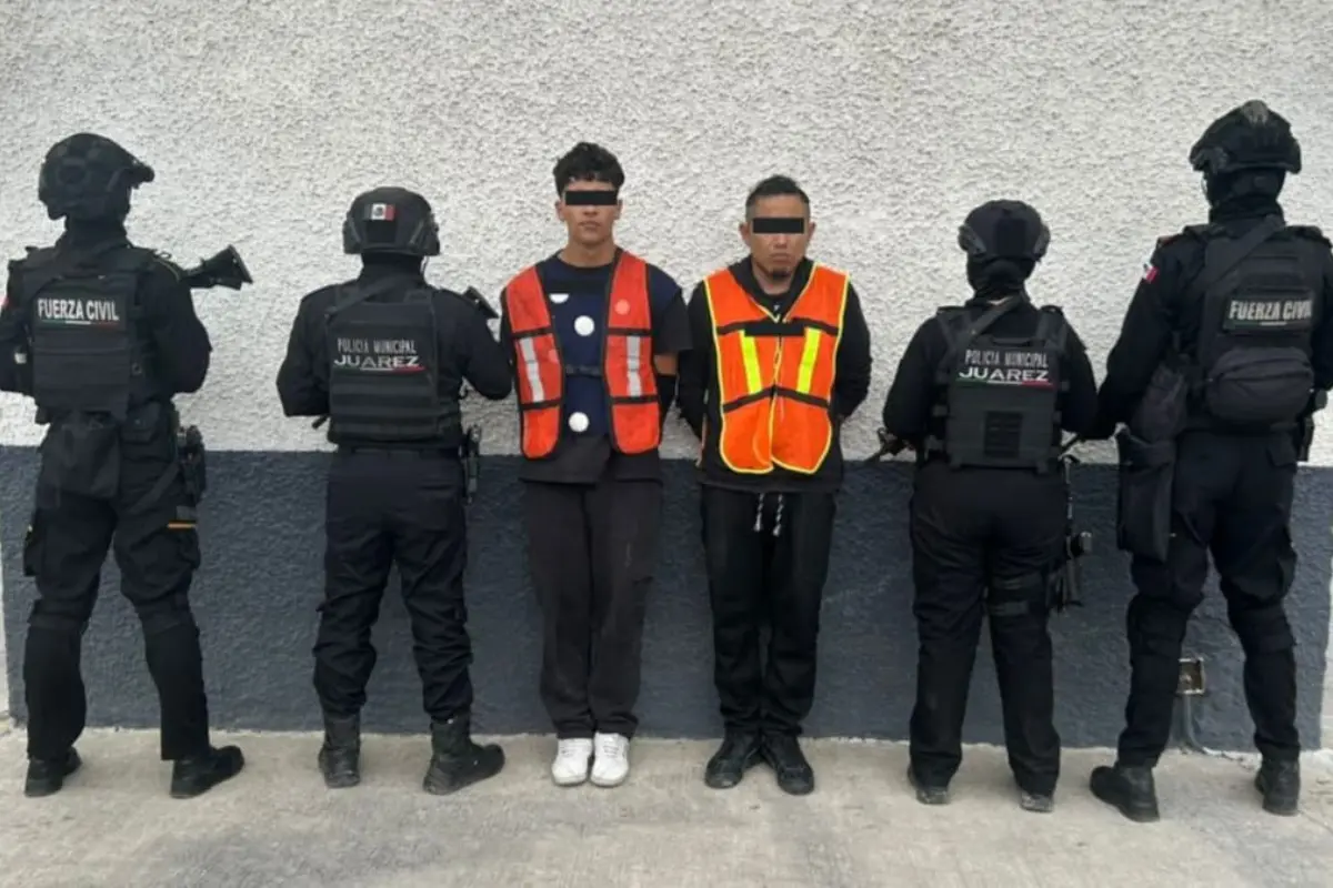 A los sospechosos se les aseguró una arma larga y varias dosis de droga/Foto: Policía de Juárez
