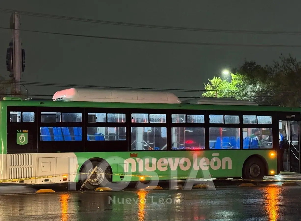 La zona fue acordonada por elementos de Tránsito de Monterrey para facilitar las investigaciones correspondientes y el levantamiento del cuerpo. Foto: POSTA.