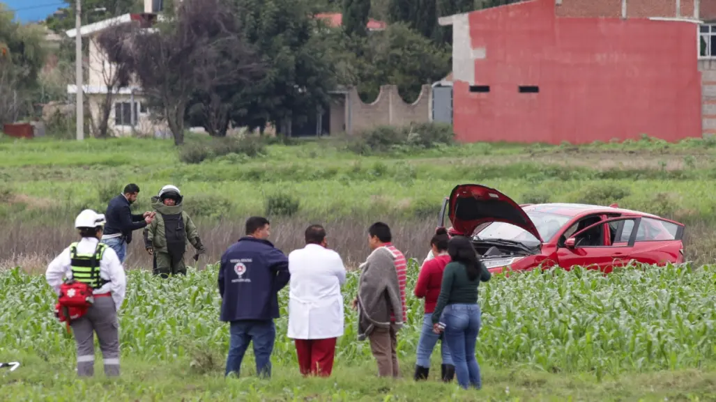 En Puebla dejan auto robado con restos humanos y dos granadas