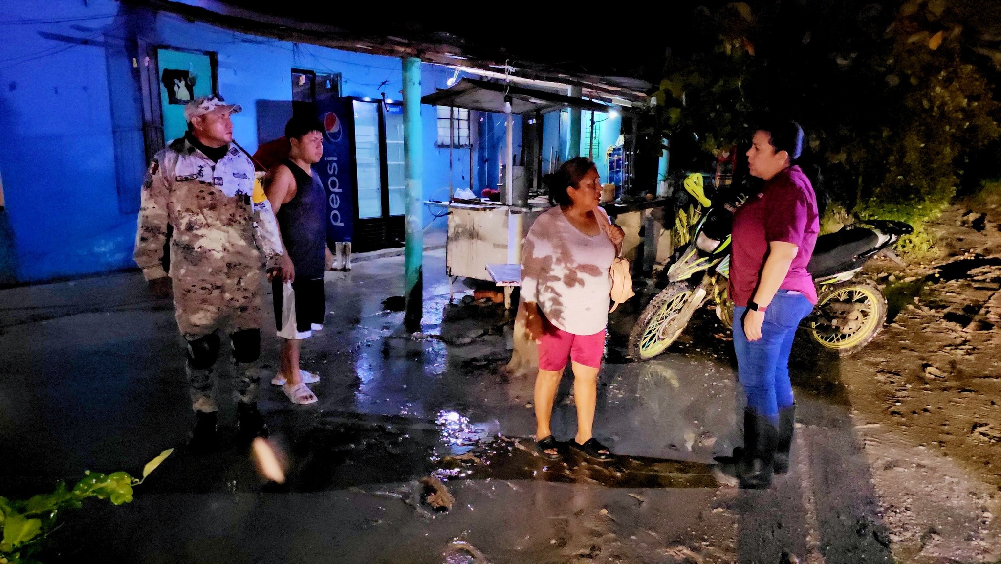 Evacuan a familias del poblado El Limón en Mante Evacuan a familias del poblado El Limón en Mante