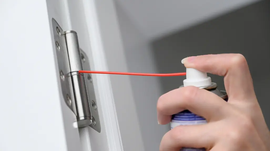 Guía práctica para arreglar puertas que rechinan o no cierran bien