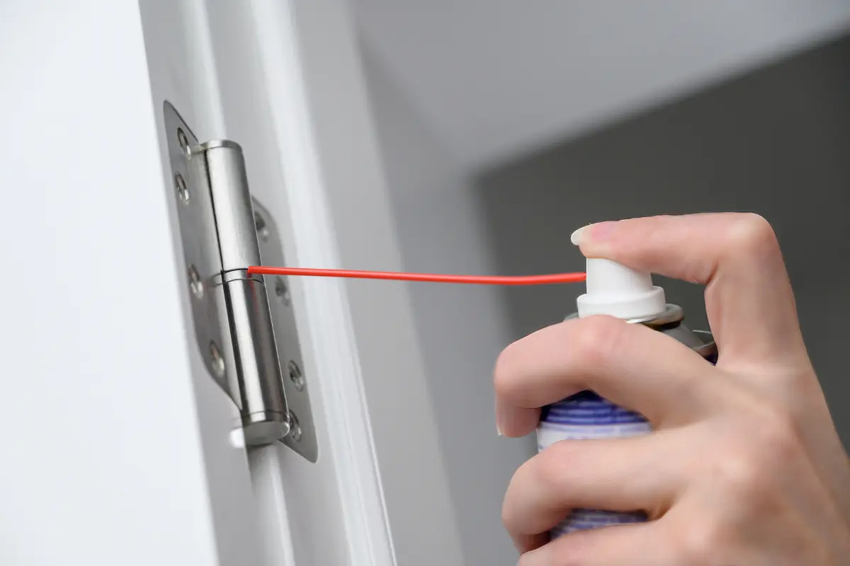 El mantenimiento preventivo es indispensable para que no rechinen las puertas. Foto: Canva