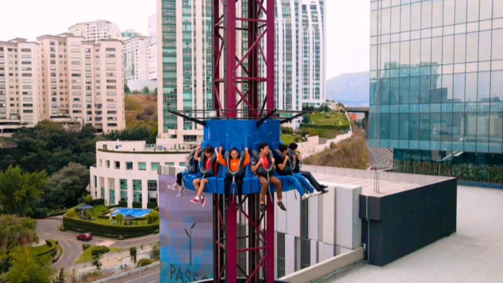 El parque de diversiones en una plaza de CDMX con juegos mecánicos que salen de los muros