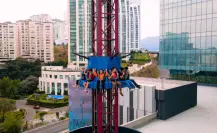 El parque de diversiones en una plaza de CDMX con juegos mecánicos que salen de los muros