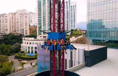 El parque de diversiones en una plaza de CDMX con juegos mecánicos que salen de los muros