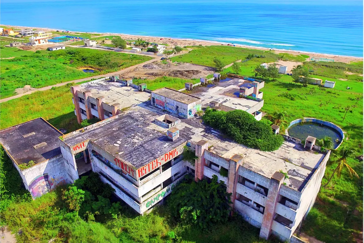 A las orillas de Miramar se alza una mole de concreto en desuso que guarda más que escombros: alberga relatos de fantasmas, rituales y encuentros inesperados. Foto: Foto: Retro Tampico