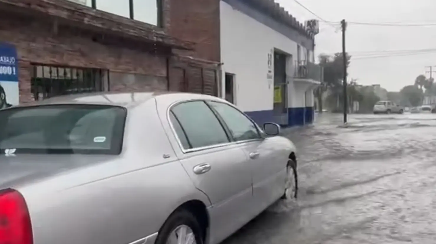 Se han registrado encharcamientos a causa de las lluvias y vehículos varados. (Fotografía: Leslie Delgado)