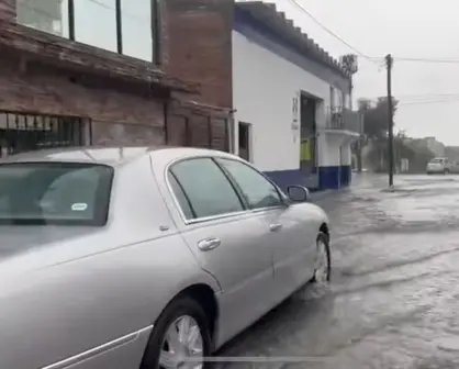 Fuertes lluvias provocan inundaciones y vehículos varados en Saltillo