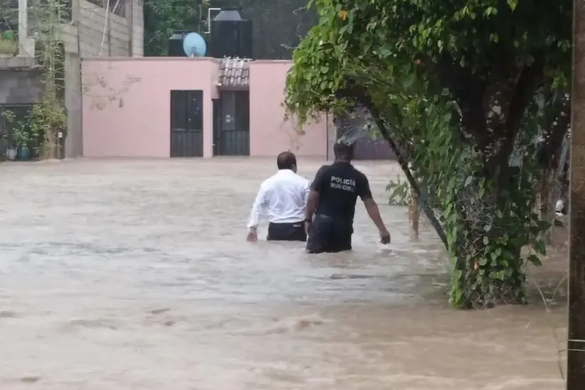 Personal de Protección Civil, se desplego hasta la zona afectada | Foto: La Jornada SLP