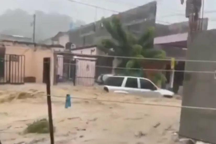 Sus carros fueron arrastrados por la corriente | Foto: Perla Herrera