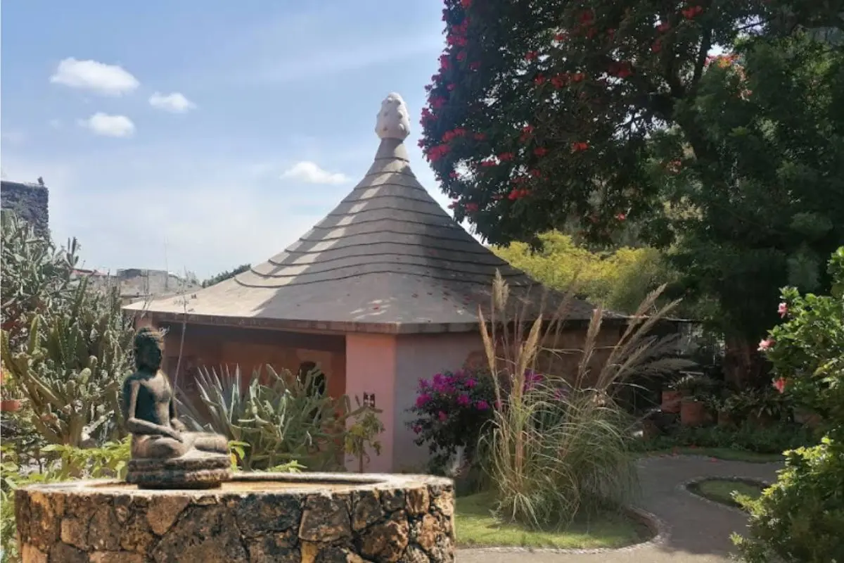 Centro de relajación y espiritualidad rodeado de naturaleza Foto: Google fotos (Sergio Vargas Macilla) | Canva | IG (@ollinyotl_centro_holistico)