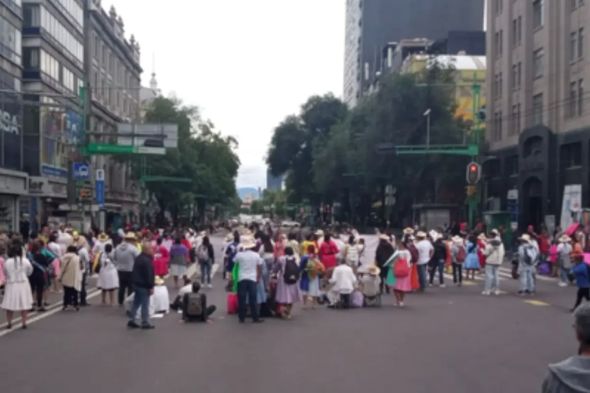 Manifestantes en Eje Central CDMX.    Foto: X (@OVIALCDMX)