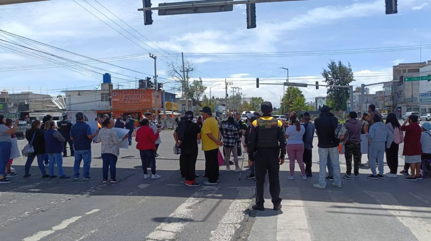 Gente manifestándose sobre la avenida   Foto:  Manuel López