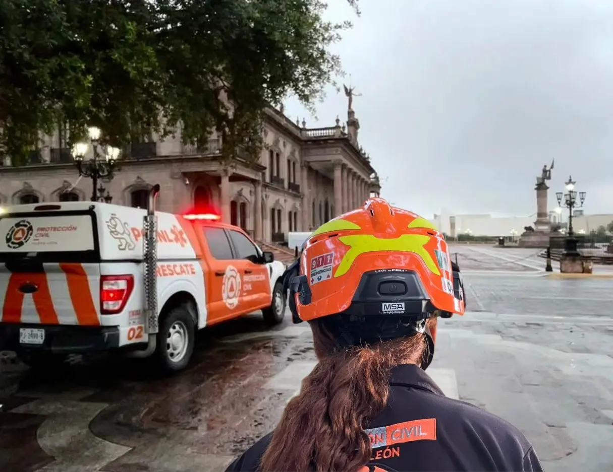 Esta acción tiene como principal objetivo prevenir accidentes viales y apoyar a la ciudadanía durante las lluvias en el área metropolitana de Monterrey. Foto: Protección Civil de Nuevo León/Canva.