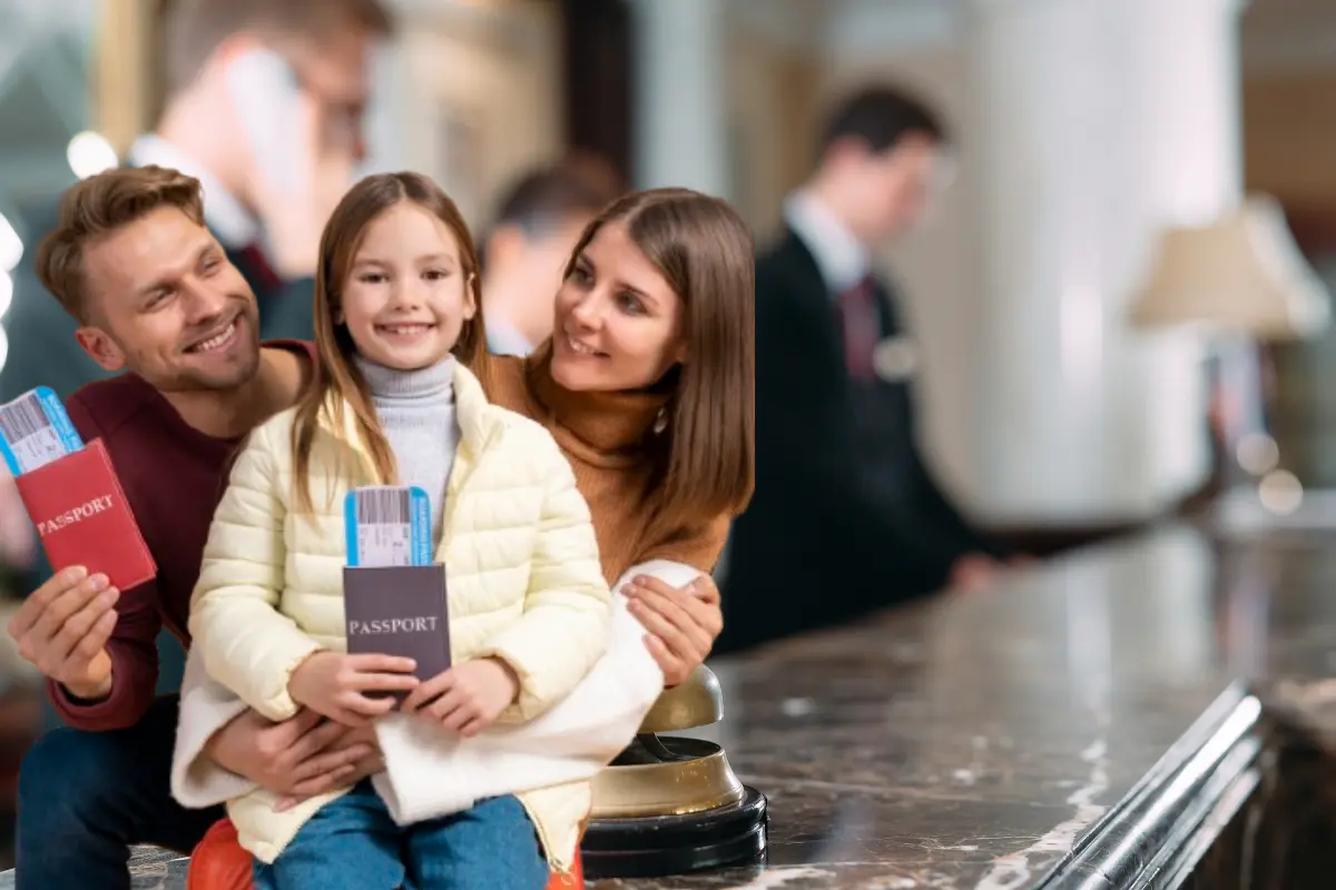Padres de familia e hijos y lovi de un hotel. Foto: Freepik y Canva