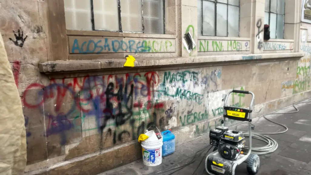 Limpian librería de la UJED de pintas feministas