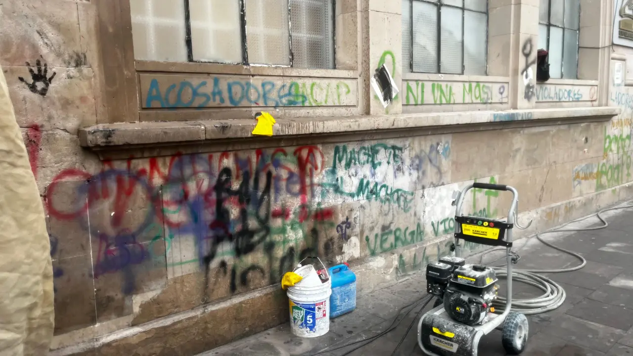El edificio que alberga la librería de la UJED será limpiado de pintas feministas. Foto: Alejandro Ávila.