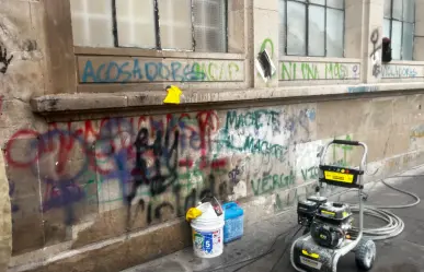 Limpian librería de la UJED de pintas feministas