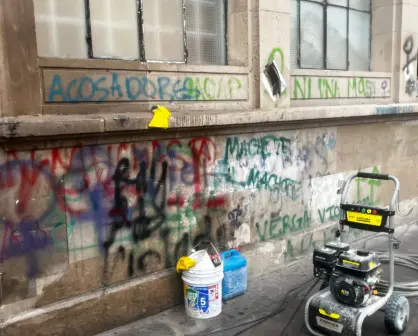 Limpian librería de la UJED de pintas feministas